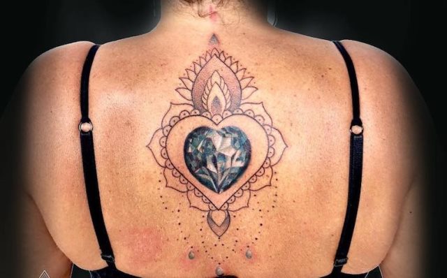 tattoo feminin de diamant 70