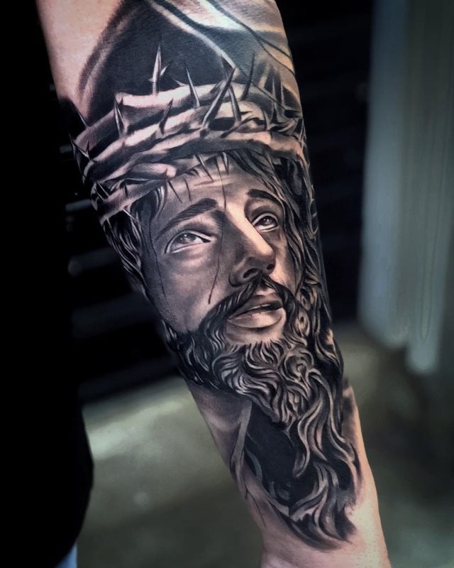 tattoo feminin de jesus christ 03