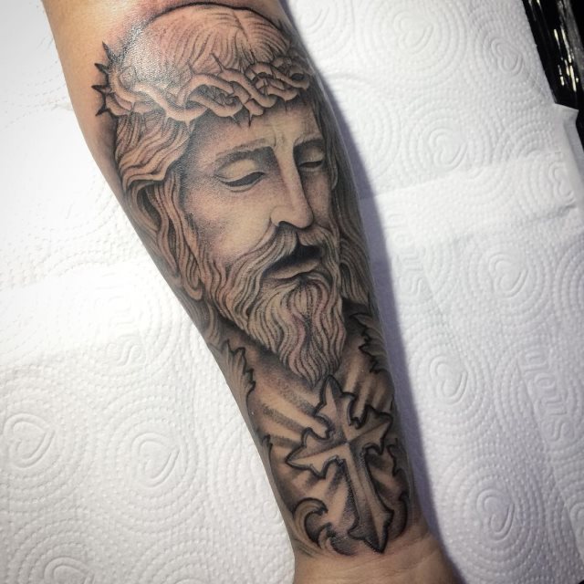tattoo feminin de jesus christ 05