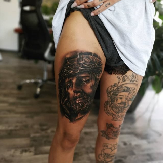 tattoo feminin de jesus christ 08