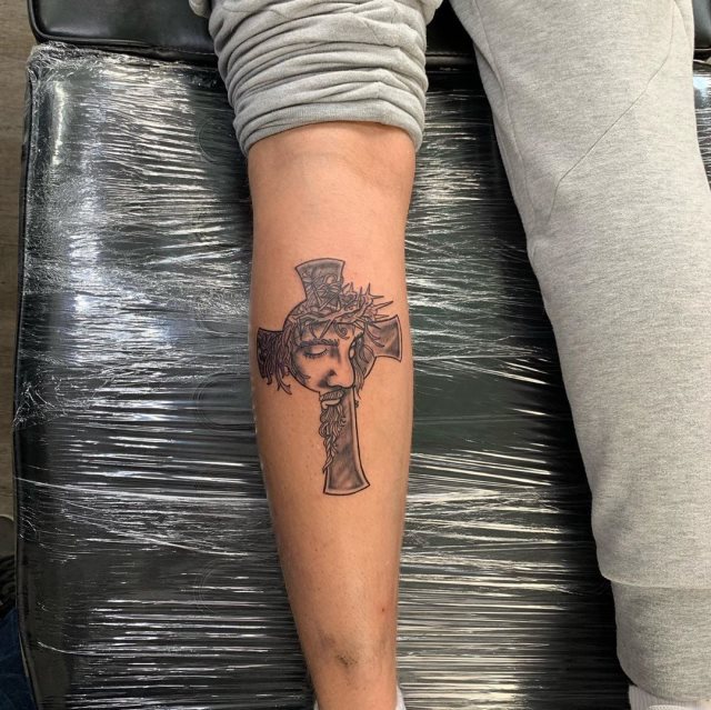 tattoo feminin de jesus christ 10