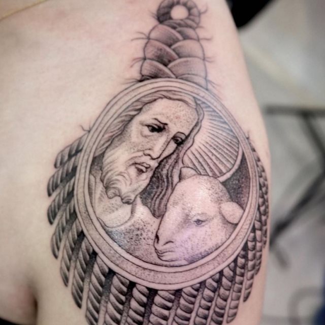 tattoo feminin de jesus christ 12