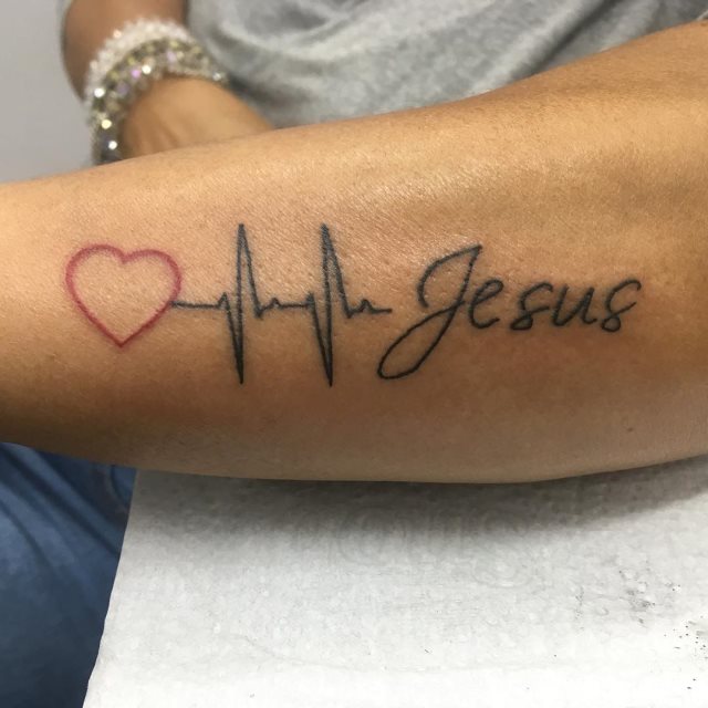 tattoo feminin de jesus christ 17