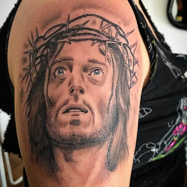 tattoo feminin de jesus christ 25