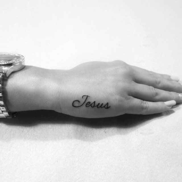 tattoo feminin de jesus christ 36