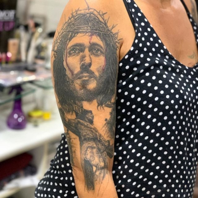 tattoo feminin de jesus christ 41