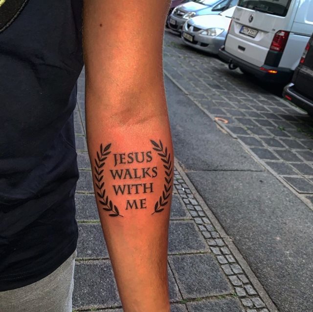 tattoo feminin de jesus christ 51