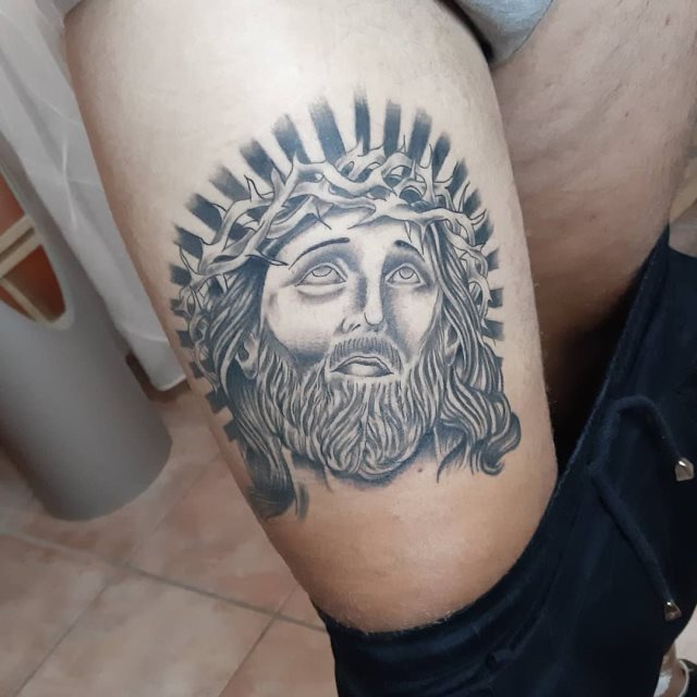 tattoo feminin de jesus christ 71