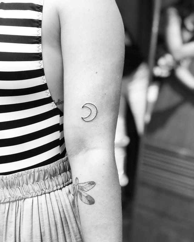 tattoo feminin de lune 01