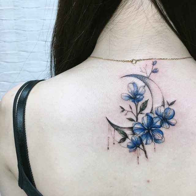 tattoo feminin de lune 02