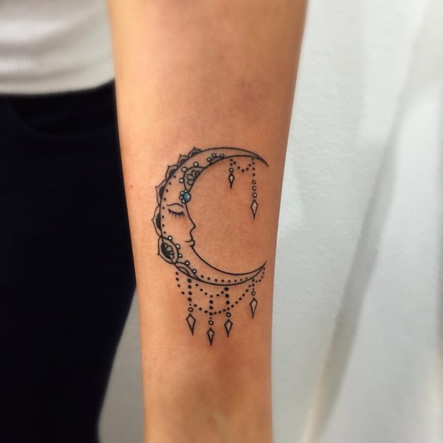 tattoo feminin de lune 05