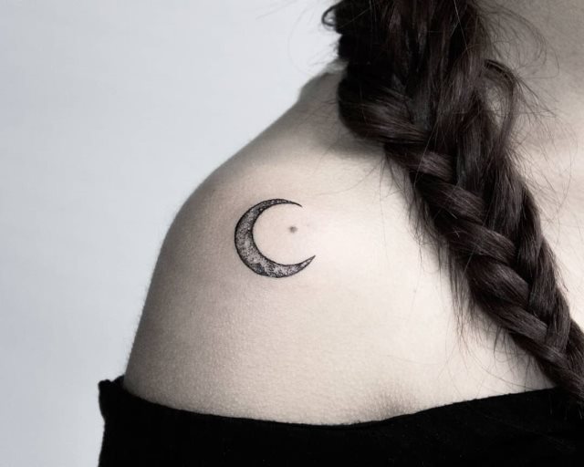 tattoo feminin de lune 11