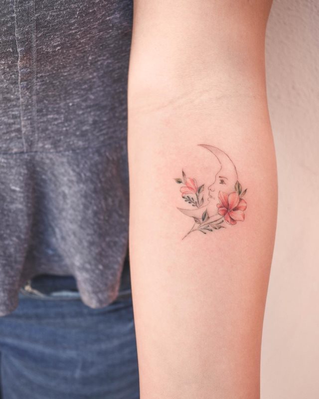 tattoo feminin de lune 12