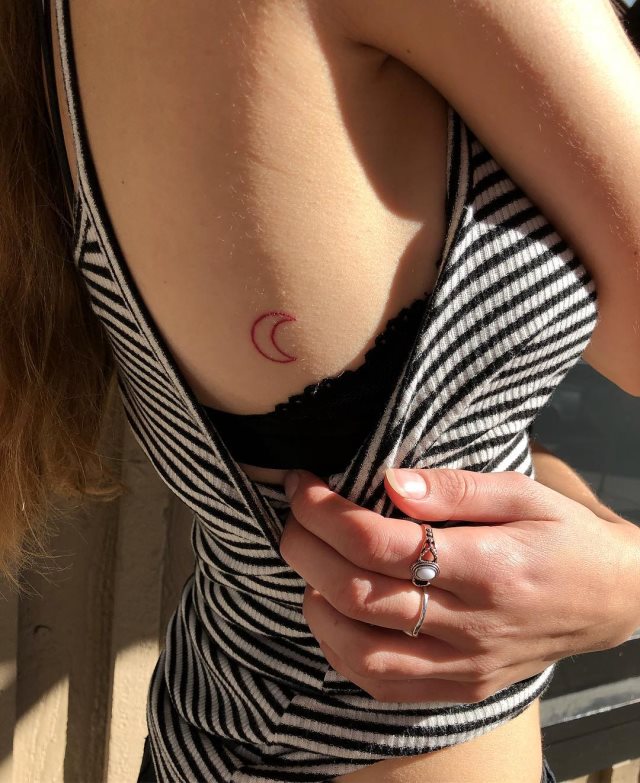 tattoo feminin de lune 13