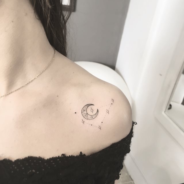 tattoo feminin de lune 14