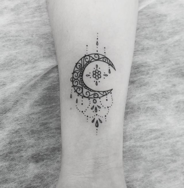 tattoo feminin de lune 15