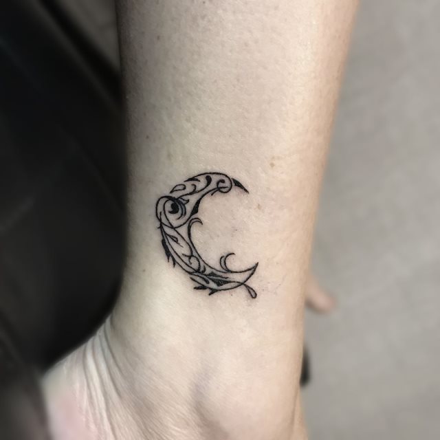 tattoo feminin de lune 16