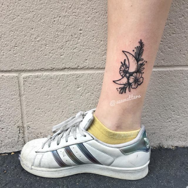 tattoo feminin de lune 18