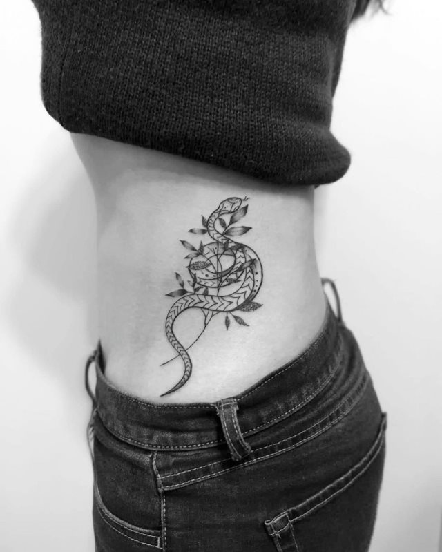 tattoo feminin de serpent 01