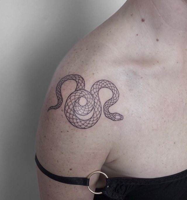 tattoo feminin de serpent 02