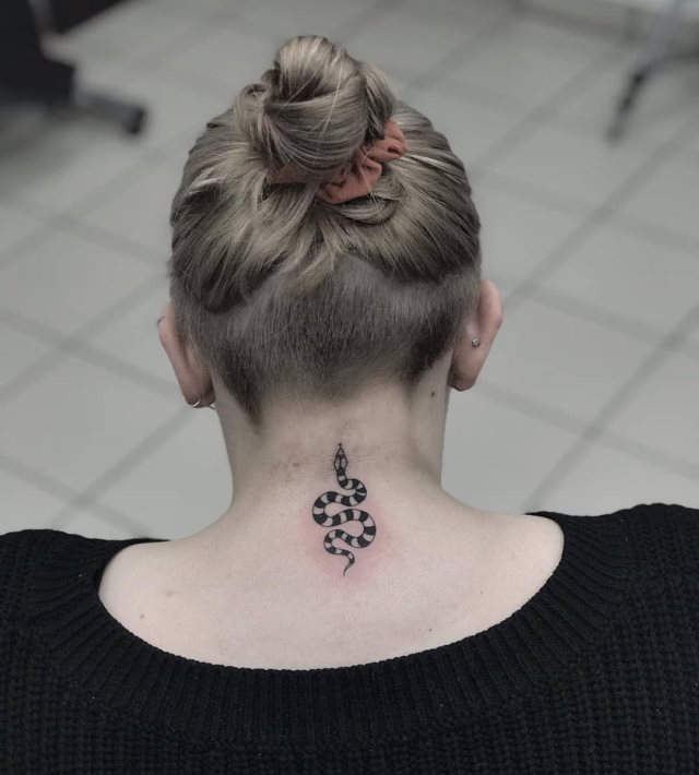 tattoo feminin de serpent 03