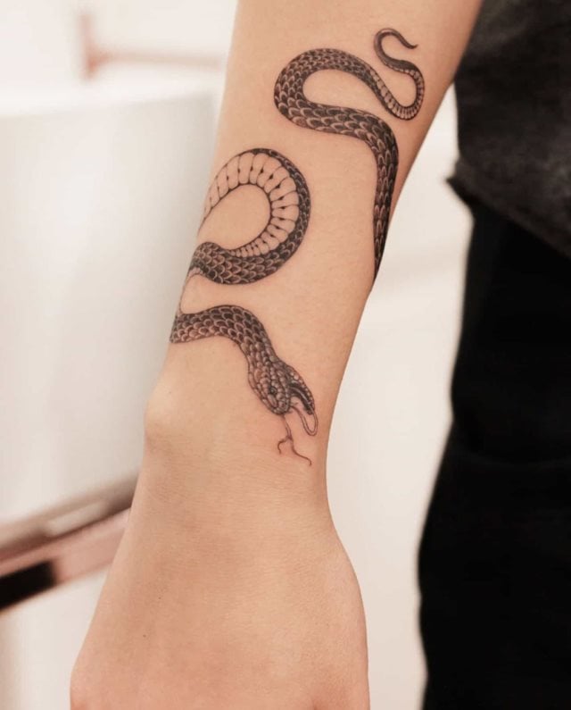 tattoo feminin de serpent 04