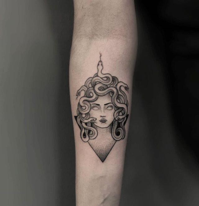 tattoo feminin de serpent 05