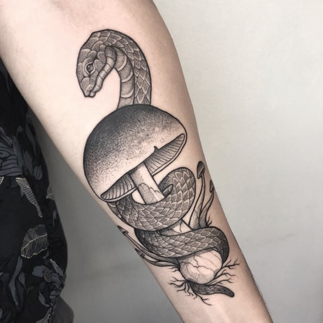 tattoo feminin de serpent 06
