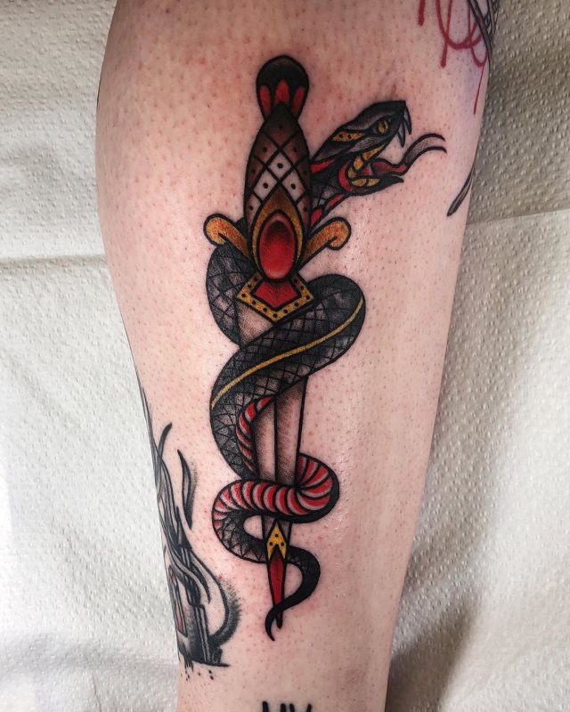 tattoo feminin de serpent 07