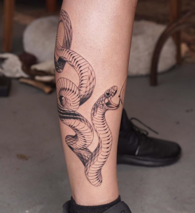 tattoo feminin de serpent 08