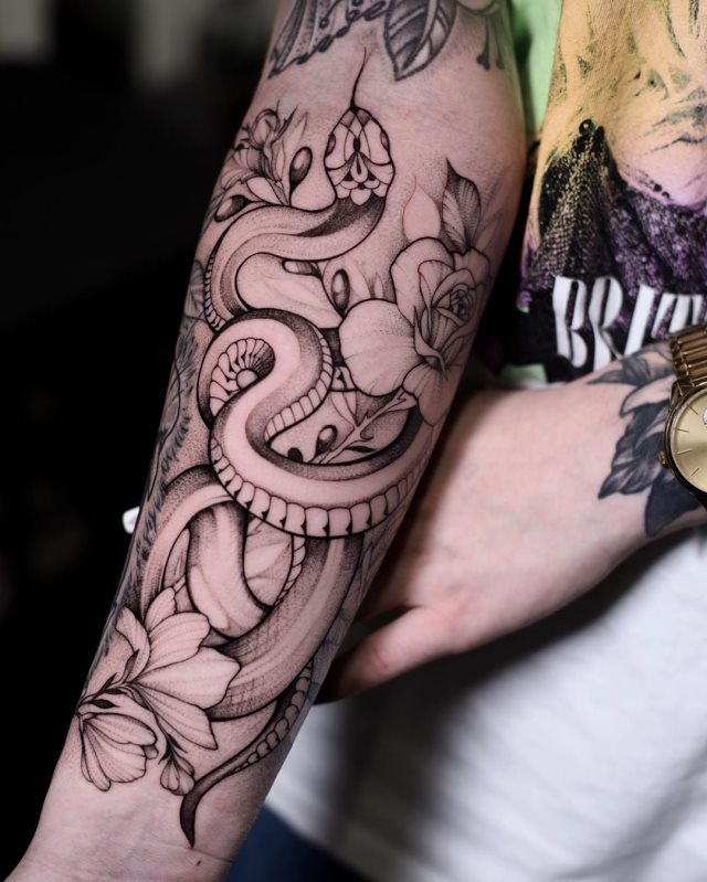 tattoo feminin de serpent 09