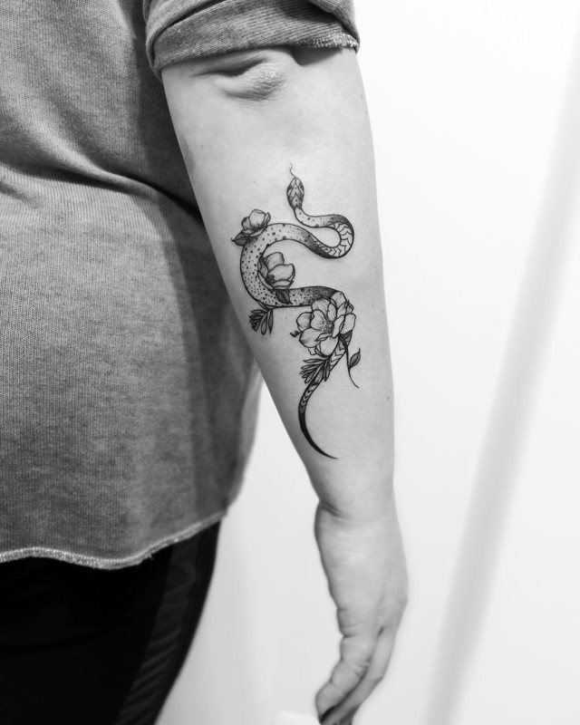 tattoo feminin de serpent 11