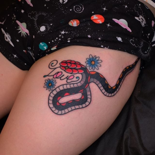 tattoo feminin de serpent 12