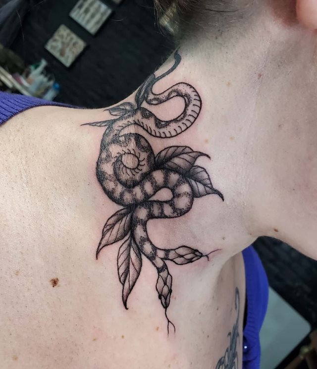 tattoo feminin de serpent 13