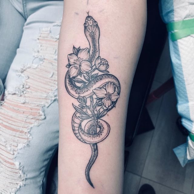 tattoo feminin de serpent 14