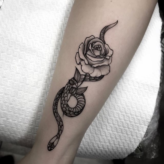 tattoo feminin de serpent 15