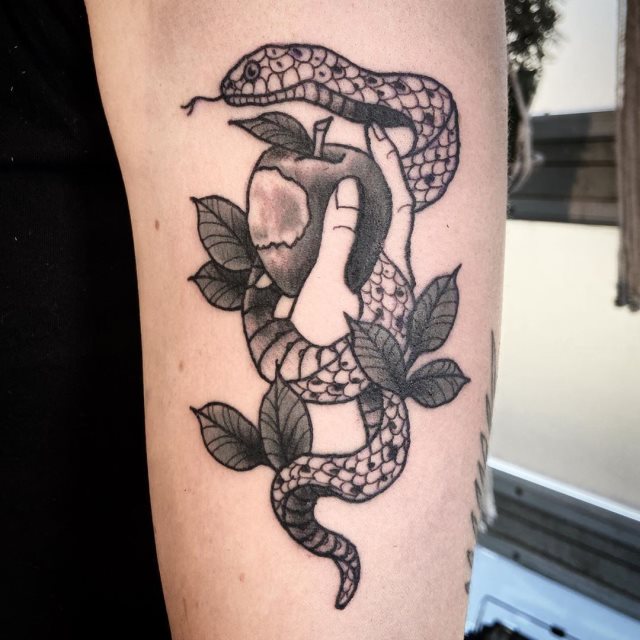 tattoo feminin de serpent 16