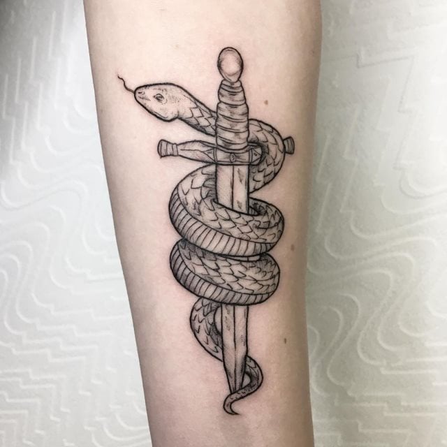 tattoo feminin de serpent 17
