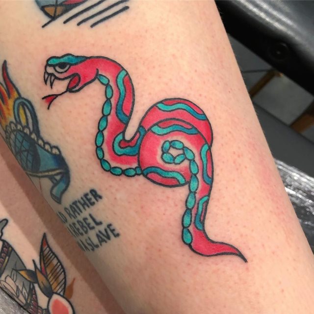 tattoo feminin de serpent 18