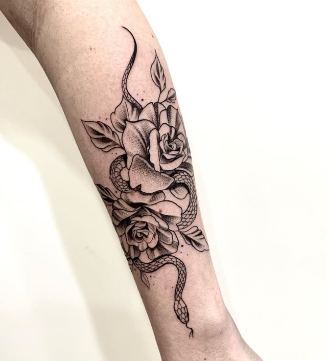 tattoo feminin de serpent 19
