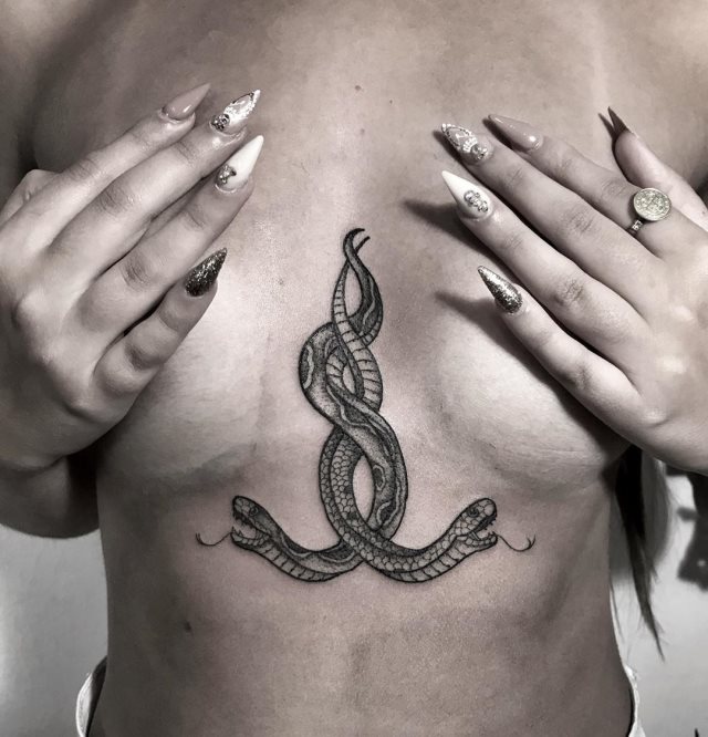 tattoo feminin de serpent 20