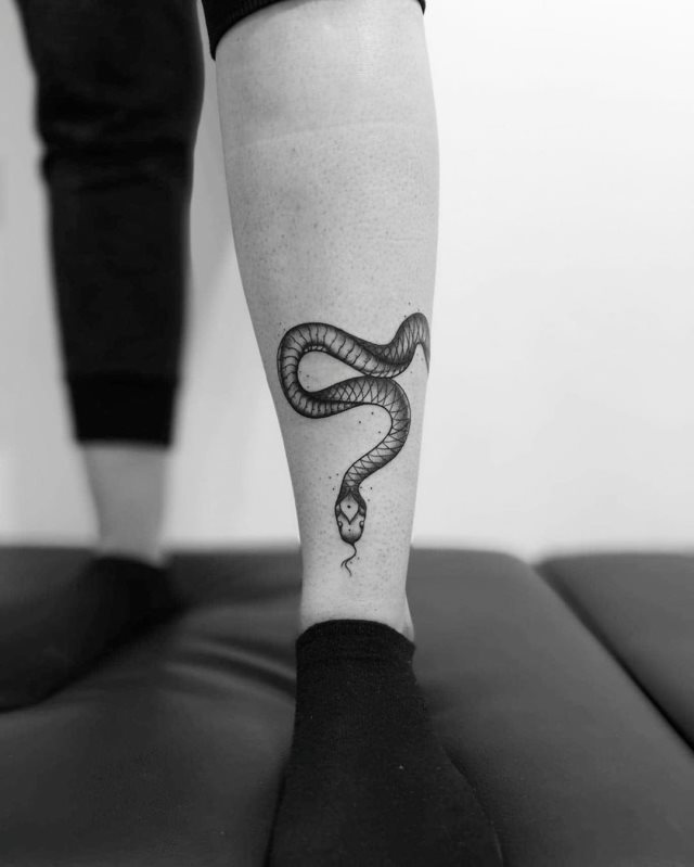 tattoo feminin de serpent 21