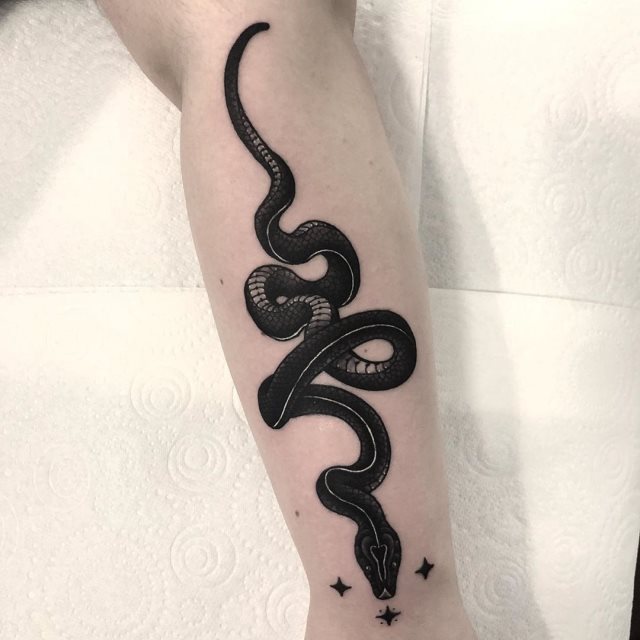 tattoo feminin de serpent 22