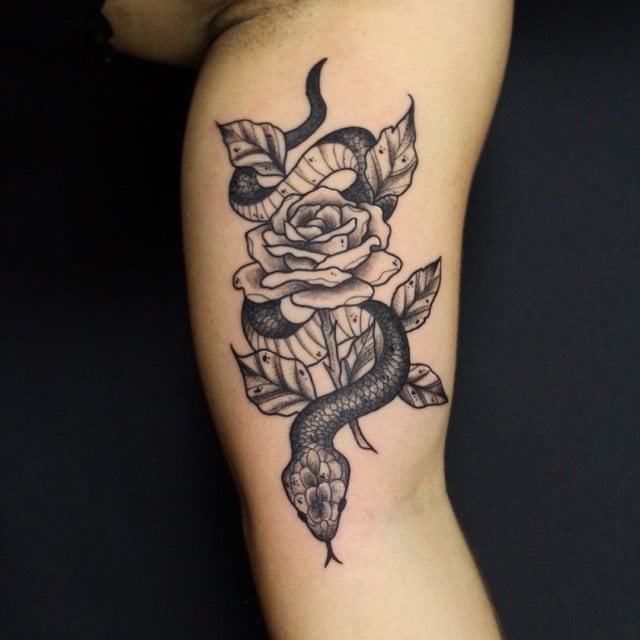 tattoo feminin de serpent 23