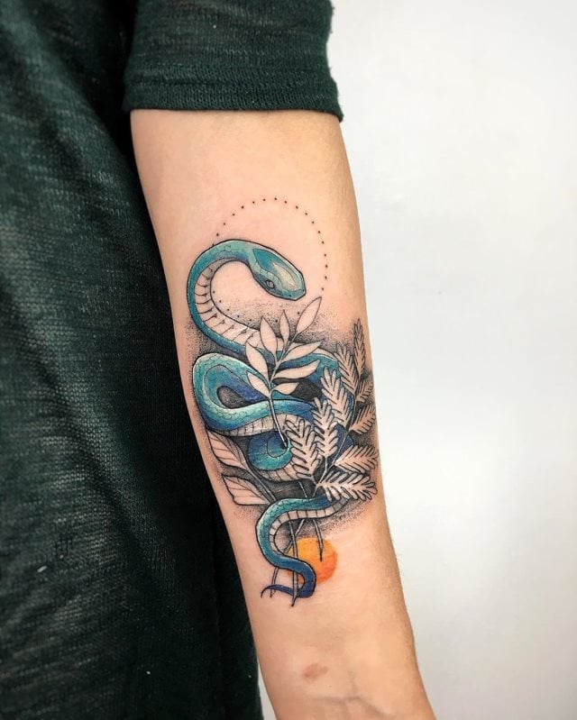 tattoo feminin de serpent 25
