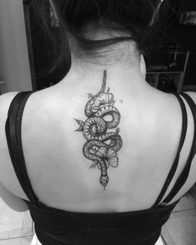 tattoo feminin de serpent 26