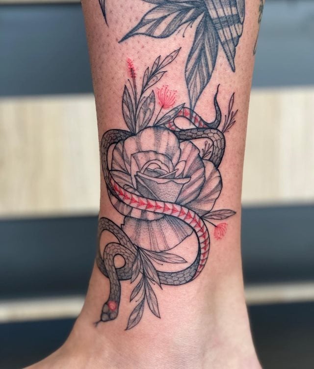tattoo feminin de serpent 29