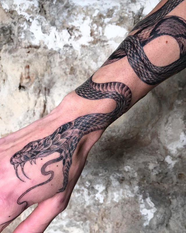 tattoo feminin de serpent 30