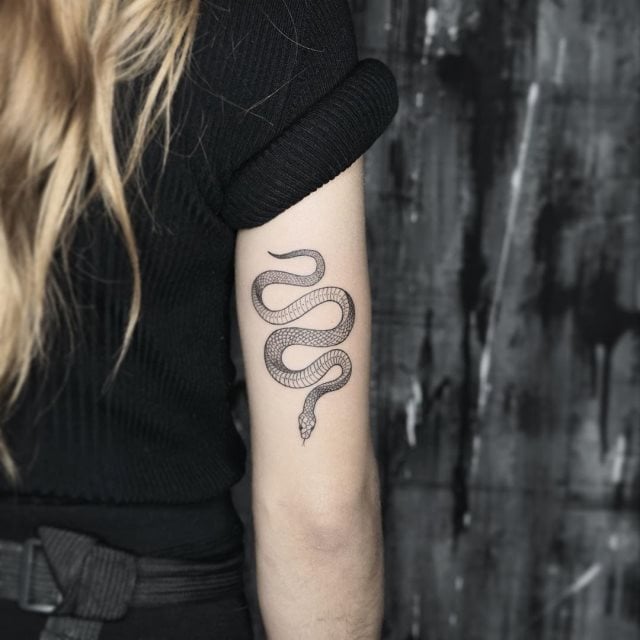 tattoo feminin de serpent 32