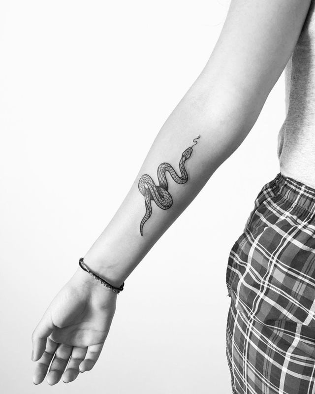 tattoo feminin de serpent 34